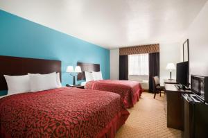Postel nebo postele na pokoji v ubytování Days Inn & Suites by Wyndham Conroe North