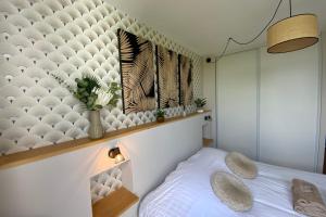 - une chambre avec un lit et un mur recouvert de coquillages dans l'établissement Aesthetics - 2 bedrooms and secure parking!, à Montpellier