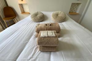 - un animal de serviettes assis au-dessus d'un lit dans l'établissement Aesthetics - 2 bedrooms and secure parking!, à Montpellier