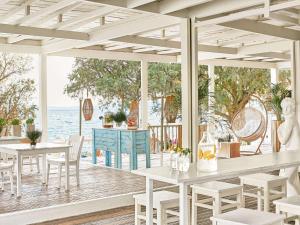 uma sala de jantar com vista para o oceano em Grecotel Filoxenia Hotel em Kalamata