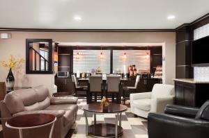 Seating area sa Days Inn & Suites by Wyndham Conroe North