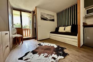 Posteľ alebo postele v izbe v ubytovaní The Edelweiss- Renovated studio for 4 people!