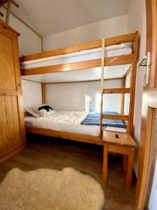 Posteľ alebo postele v izbe v ubytovaní The Edelweiss- Renovated studio for 4 people!