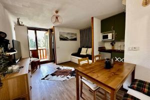 Kuchyňa alebo kuchynka v ubytovaní The Edelweiss- Renovated studio for 4 people!