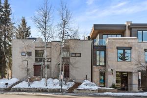 um edifício com neve em frente em Spring Street Unit 629, 2BR Condo w/ Mountain Views and Door Step Access to Shops & Restaurants em Aspen