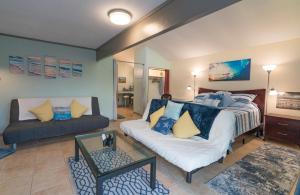 ein Wohnzimmer mit einem Bett und einem Sofa in der Unterkunft * - The Leucadia Beach Grotto - * An Encinitas Gem in Encinitas