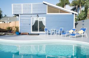 una casa azul con sillas y piscina en * - The Leucadia Beach Grotto - * An Encinitas Gem en Encinitas