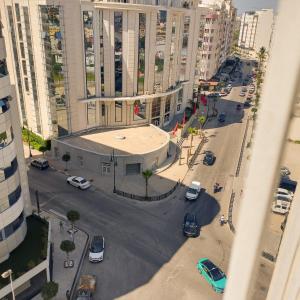 une vue aérienne sur une rue d'une ville avec des voitures dans l'établissement Luxury Apartement in City Center F2, à Tanger