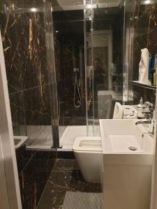 y baño con ducha, aseo y lavamanos. en Central London property-ensuite, double and budget room en Londres