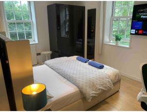 Un dormitorio con una cama con una vela. en Central London property-ensuite, double and budget room en Londres