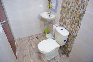 łazienka z toaletą i umywalką w obiekcie Villa Bonita w mieście Bucaramanga