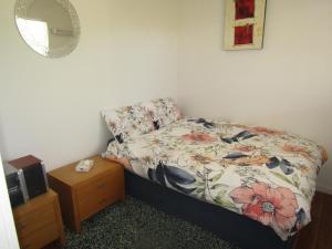 Point TurtonにあるOcean Devotion - Point Turtonのベッドルーム1室(ベッド1台、鏡、ナイトスタンド付) +13枚の写真