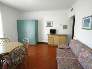 un soggiorno con un divano e un tavolo di Rio D'Elba a Rio nellʼElba