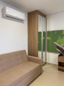 sala de estar con sofá y ventilador en Apartamento completo resort en Represa Capivari