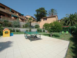 una mesa de ping pong y un parque infantil en un patio en Rio D'Elba, en Rio nellʼElba