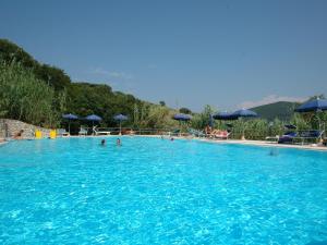 una gran piscina con gente en el agua en Rio D'Elba, en Rio nellʼElba