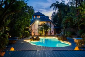 een huis met een zwembad voor een huis bij Hana Lodge in Rotorua