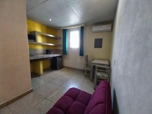 - un salon avec un canapé violet et une table dans l'établissement Santa Maria del Cabo, à San José del Cabo