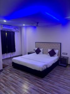 a bedroom with a large bed with a blue ceiling at Hotel heaven by sky in Calangute