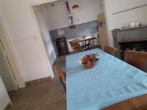 a table with a bowl of flowers on top of it at Alquiler de Casa en Cosquin temporario in Cosquín