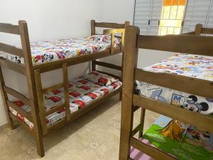 two bunk beds sitting in a room with at Excelente casa com piscina próximo SP in Nazaré Paulista