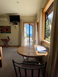 Zimmer mit einem Tisch und einem Laptop darauf in der Unterkunft Parautane Lodge in Nelson