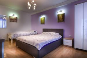 เตียงในห้องที่ Skopje Luxury Apartments