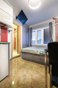 1 dormitorio con 1 cama en el centro de una habitación en Skopje Luxury Apartments en Skopje
