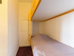 a small bedroom with a bed in the corner at Appartement Les Arcs 1800, 2 pièces, 5 personnes - FR-1-346-380 in Arc 1800