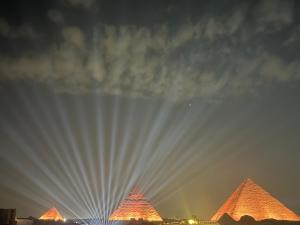 Φωτογραφία από το άλμπουμ του Pyramids moon view στο Κάιρο