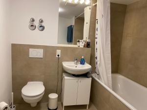 Ванна кімната в Guest room in former hotel, near train station, fully equipped kitchen with washer-dryer