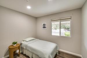 - une chambre avec un lit et une fenêtre dans l'établissement Stylish San Jose Retreat - 7 Mi to Downtown, à San José