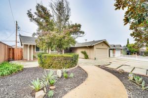 une maison avec une passerelle devant une cour dans l'établissement Stylish San Jose Retreat - 7 Mi to Downtown, à San José