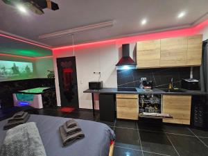 Kuchyň nebo kuchyňský kout v ubytování Magnifique Suite Spa Luxembourg