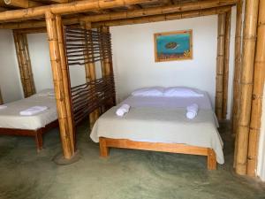 a bedroom with two beds in a room at La Cabaña del Mar Vichayito in Vichayito