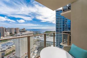 een balkon met uitzicht op de oceaan vanuit een gebouw bij Sky Ala Moana 3305 condo in Honolulu