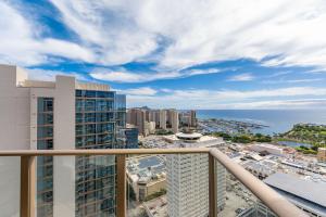 een balkon met uitzicht op de stad bij Sky Ala Moana 3305 condo in Honolulu
