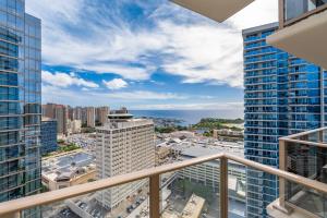 balcón con vistas a la ciudad en Sky Ala Moana 3305 condo, en Honolulu