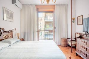 um quarto com uma cama grande e uma janela em Appartamento 400 mt Stazione Linea S1 Milano em San Giuliano Milanese