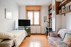 uma sala de estar com um sofá e uma televisão em Appartamento 400 mt Stazione Linea S1 Milano em San Giuliano Milanese