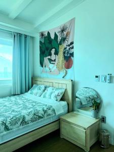 een slaapkamer met een bed en een schilderij aan de muur bij Aewol Gwangryeong House in Jeju-stad