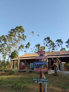 un cartello sull'erba di fronte a una casa di Casa Sítio Campo e Mar Balneário Picarras a Piçarras