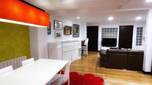 a kitchen and living room with a table and a couch at Apartamento Ciudad Jardín con Tranquilidad y WiFi in Bilbao