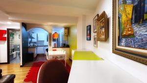 a living room with a table and a kitchen at Apartamento Ciudad Jardín con Tranquilidad y WiFi in Bilbao