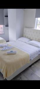 een groot wit bed met een dienblad erop bij HOTEL LA CASONA in Tauramena