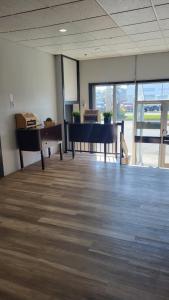 an empty office with a desk and a piano at Hotel Sigma in Val-dʼOr