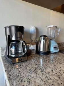 eine Küchentheke mit Kaffeemaschine und Mixer in der Unterkunft Condominio en Lomas de Mazatlán in Mazatlán