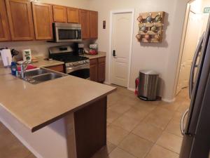 uma cozinha com um lavatório e um fogão em Beautiful, spacious home in ABQ em Albuquerque