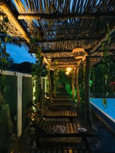 Lily Resort Udawalawe في اوداوالاوي: حمام سباحة مع كراسي