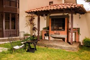 einen Pavillon mit Kamin im Hinterhof eines Hauses in der Unterkunft Golden House guesthouse in Cochabamba